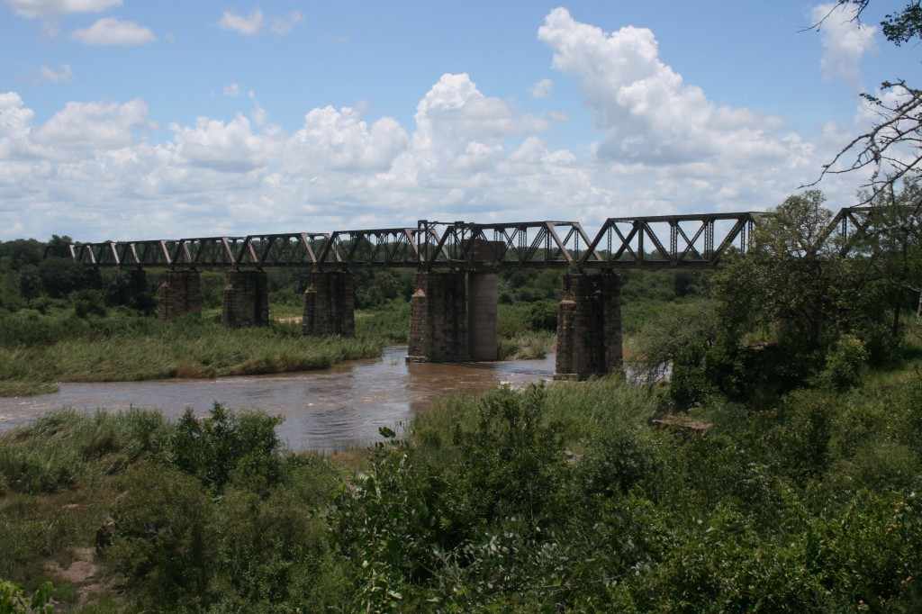 Ik kijk uit op de spoorbrug over de Sabie rivier die uitloopt op railway station Skukuza