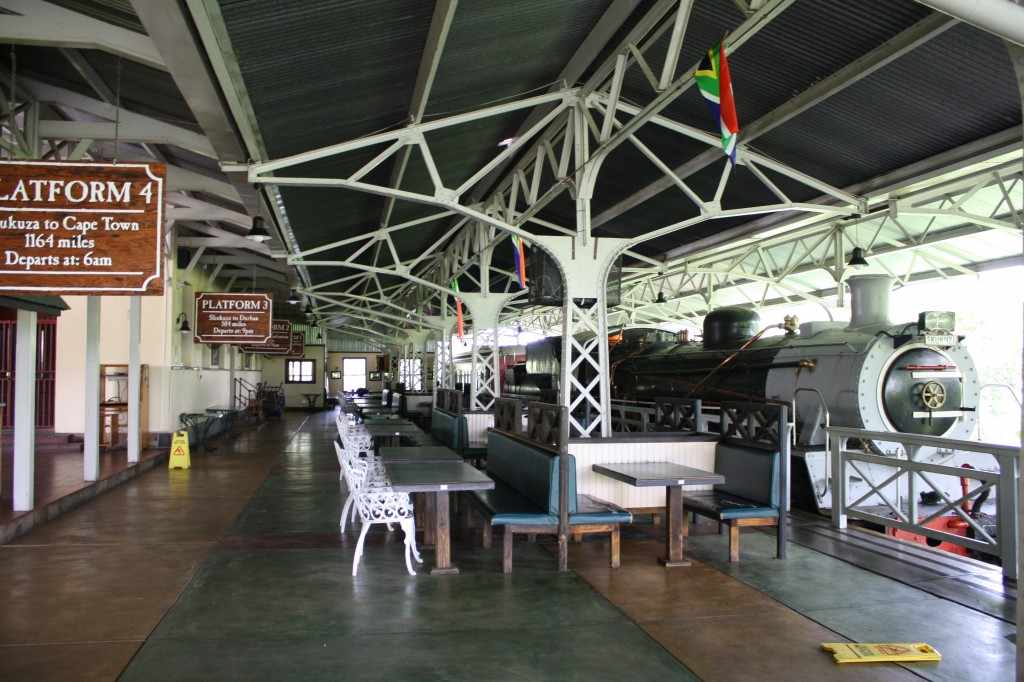 Het perron van railway station Skukuza is nu ingericht als een sfeervol historisch Selati restaurant.